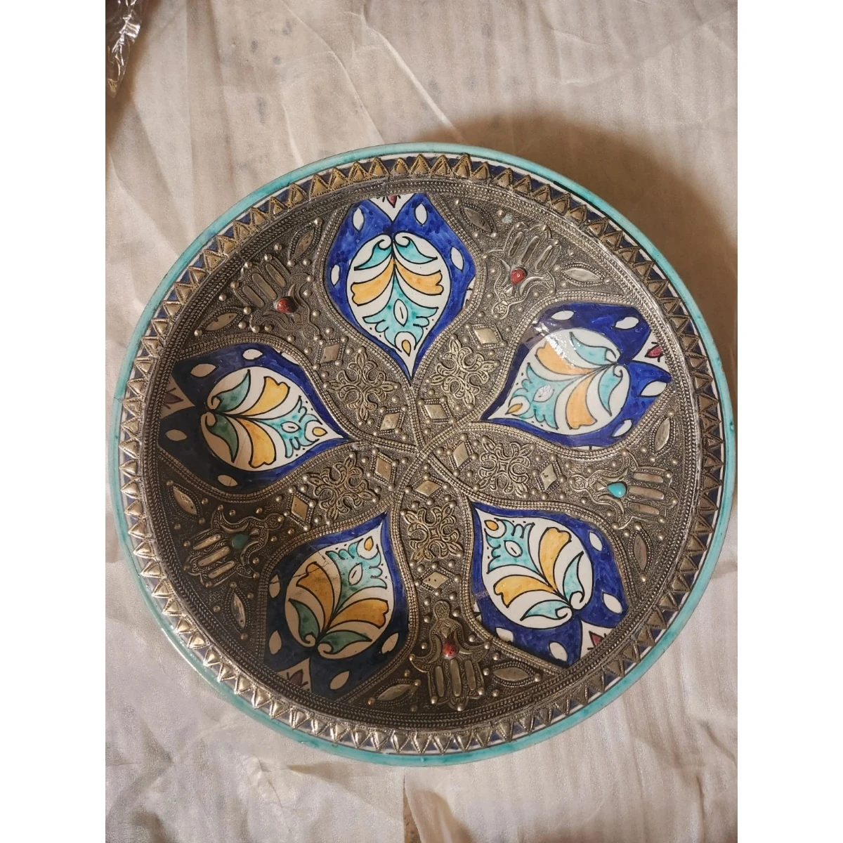Large metal-cladded polychrome ceramic plate