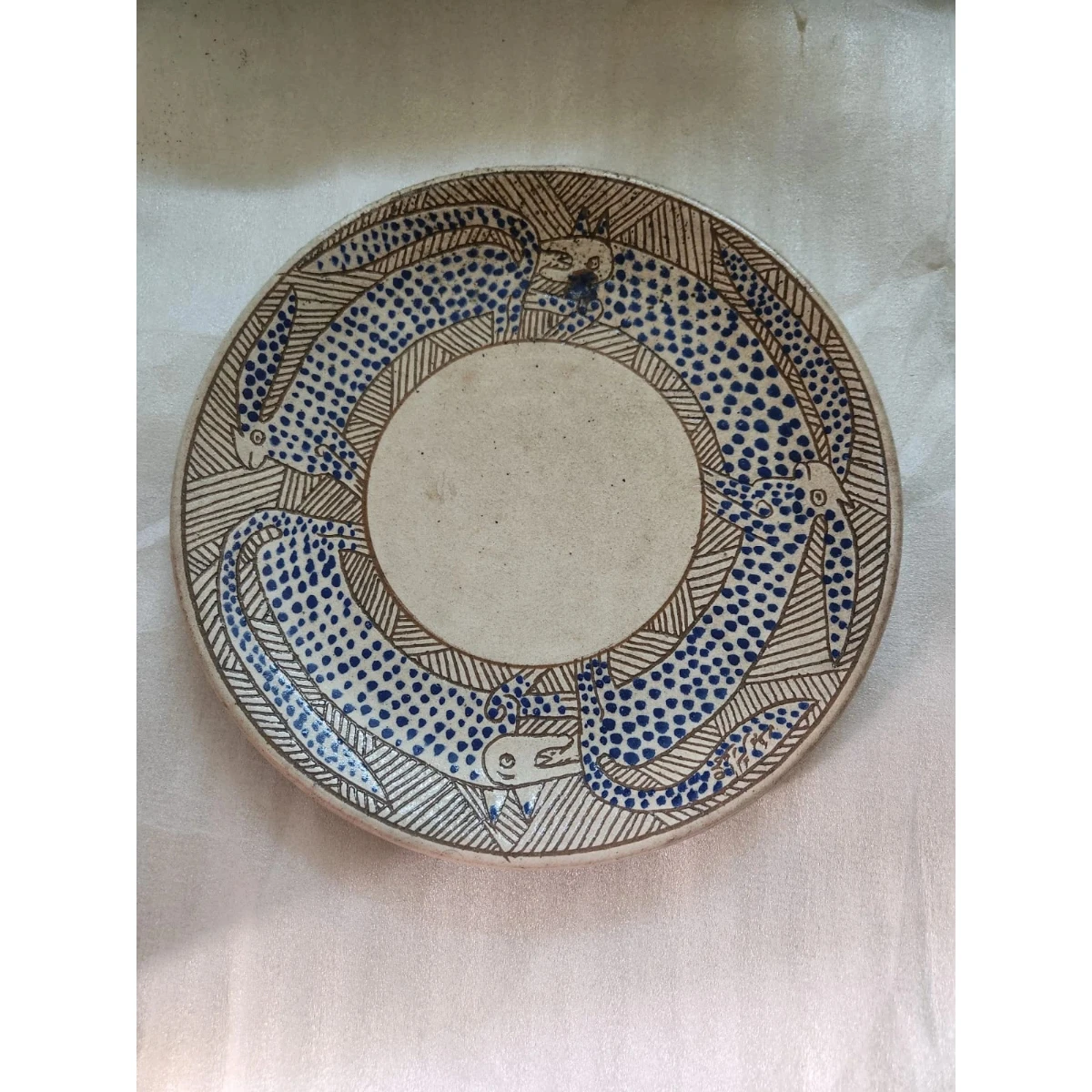 Polychrome ceramic plate