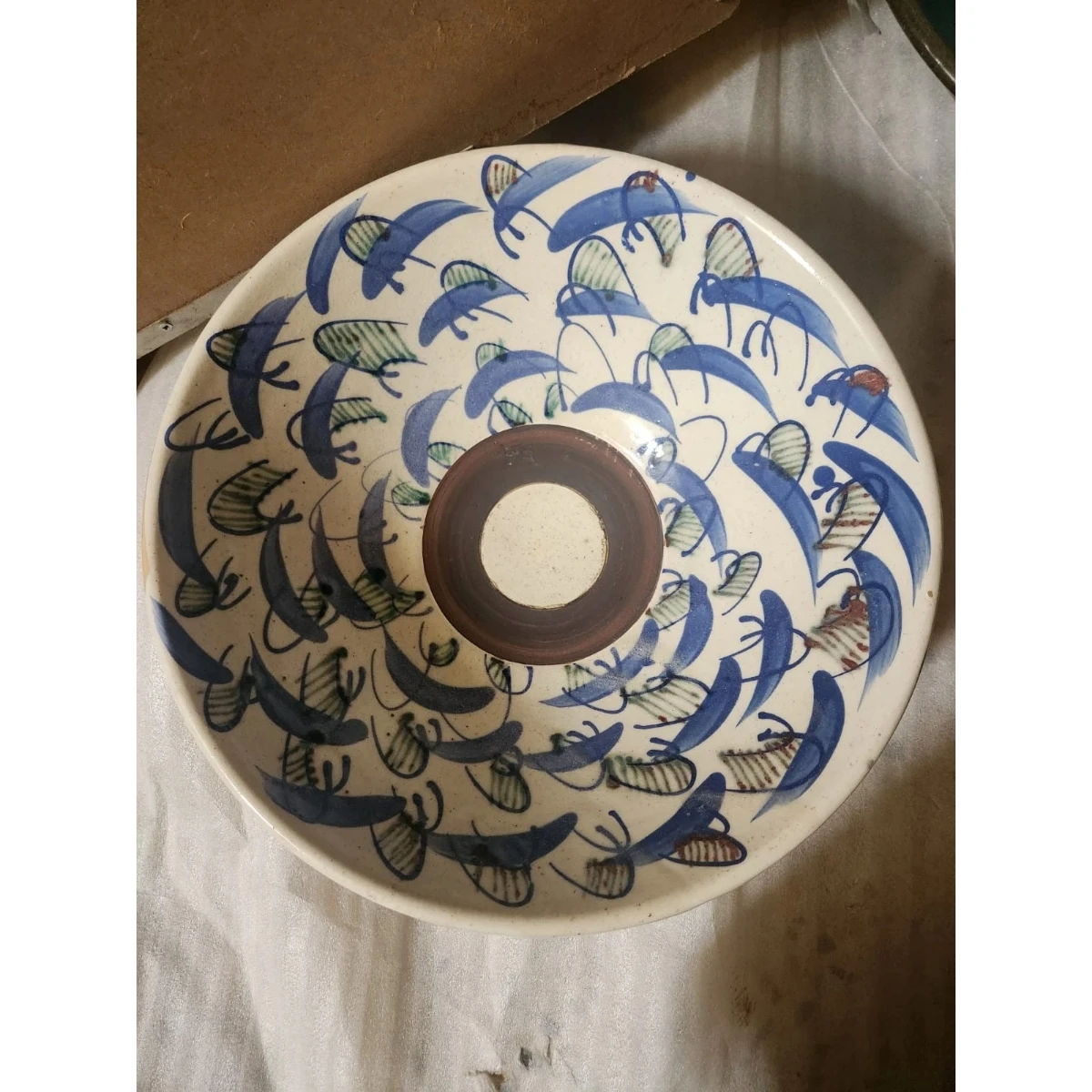 Polychrome ceramic plate