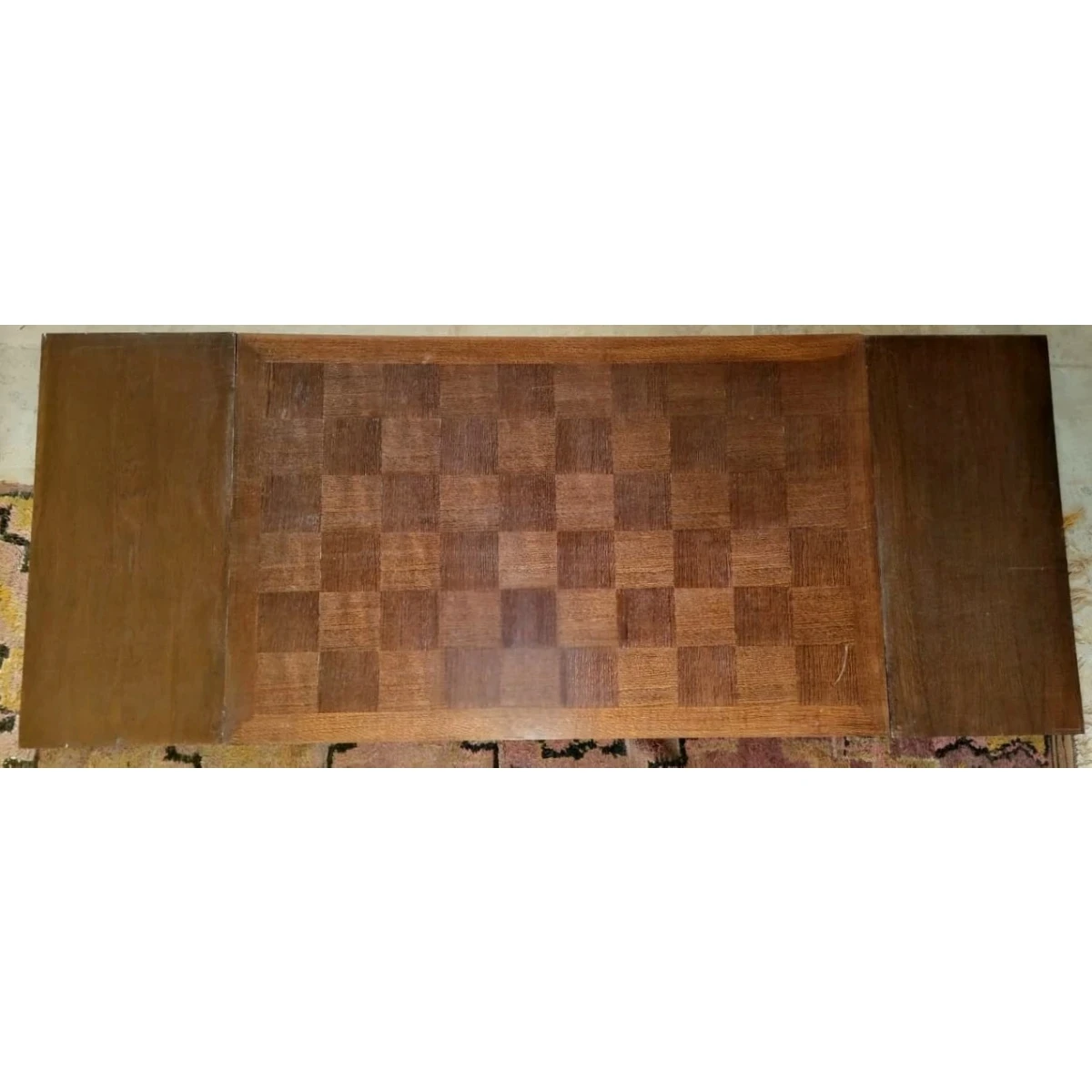 Extendable dining table